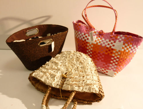 Borse in raffia e paglia con ornamenti